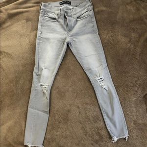 ❗️SOLD❗️Women’s distressed Express Jeans
